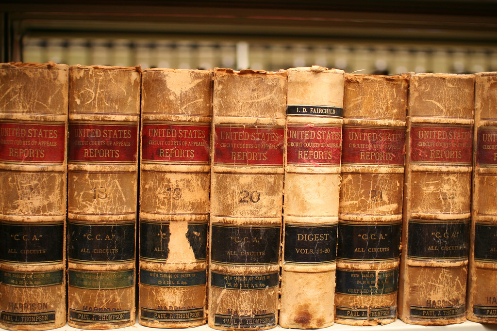 Библиотека старых учебников. Старые книги. Юридические книги. Право книга. Старые юридические книги.